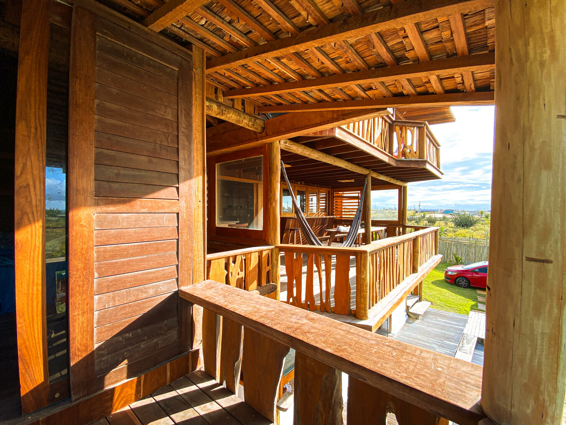 Imagem de Casa de madeira e palha, em terreno amplo, com piscina no Pontal do Maceió